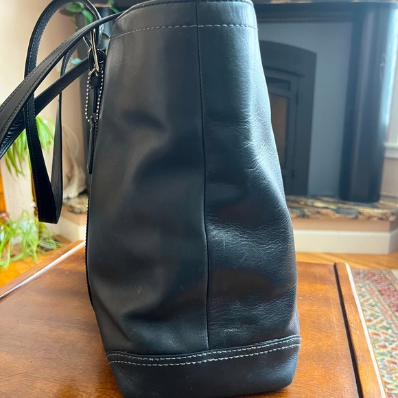 Coach Legacy Hampton large zip topTote Shopper. - Picture 4 of 16